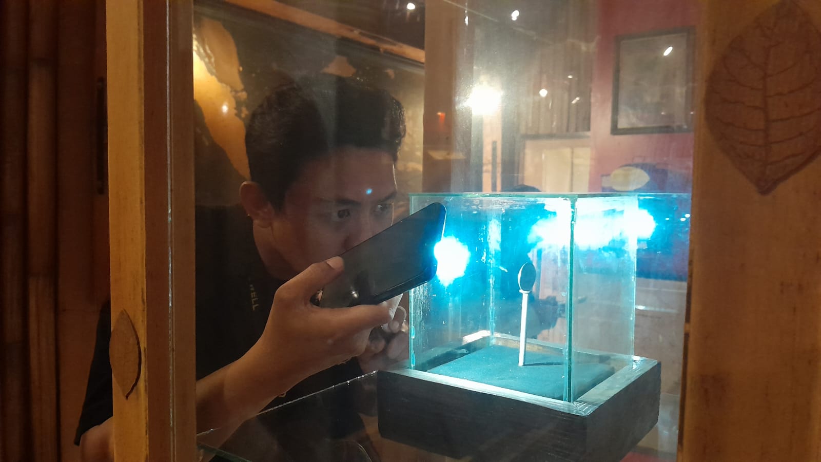 TAKJUB: Salah satu pengunjung asal Madura melihat cindera mata di dalam museum tembakau Kabupaten Jember.