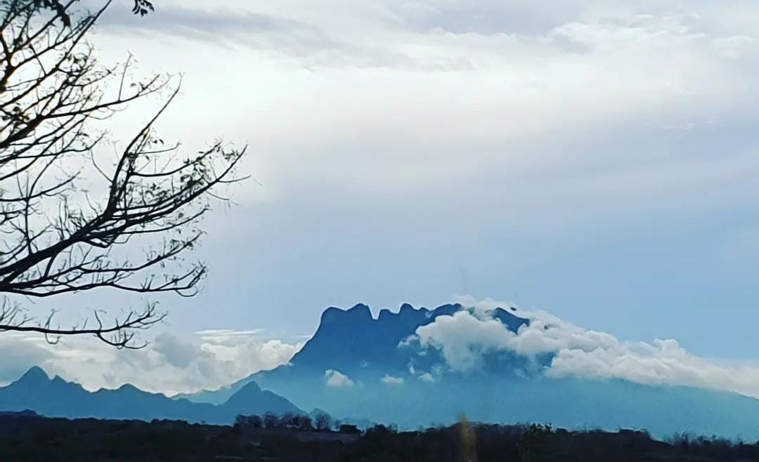 Pemandangan Gunung Putri tidur atau Gunung Ringgit. (Khoirul Rizal/RadarSitubondo.id)