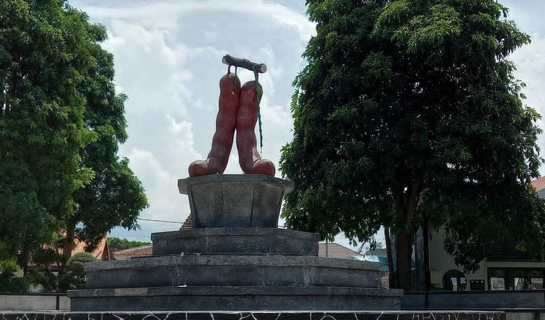 Icon Kecamatan Asembagus di alun-alun Kota. (Khoirul Rizal/RadarSitubondo.id)