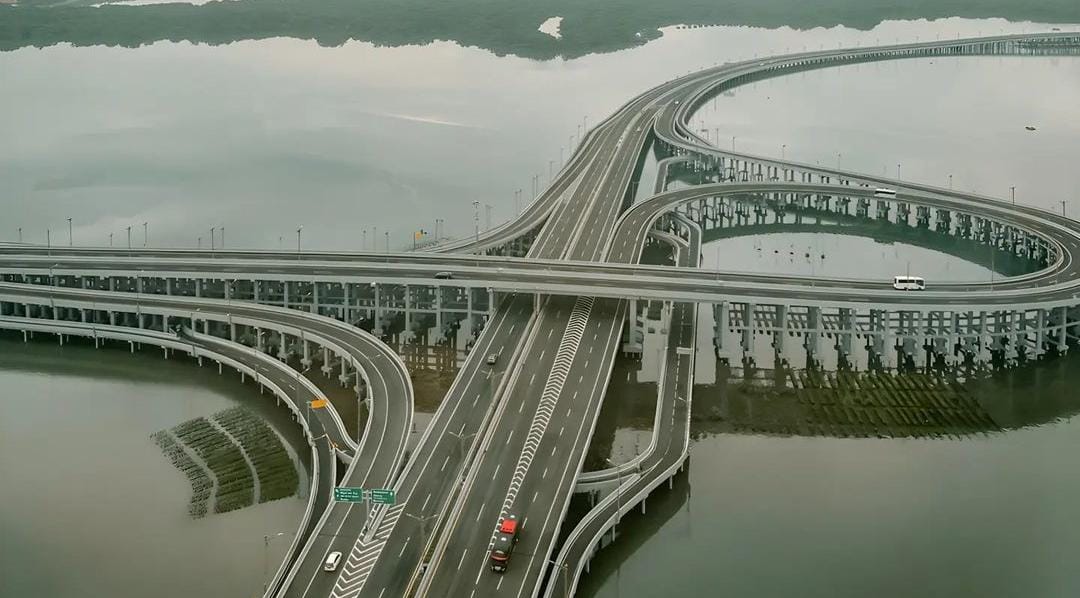Jalan tol Bali Mandara salah satu yang terindah di Indonesia. (Khoirul Rizal/RadarSitubondo.id)