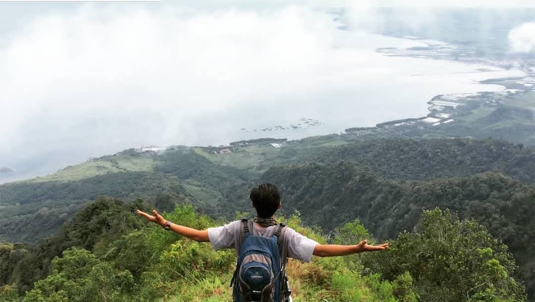 Pemandangan dari atas Gunung Ringgit Situbondo. (ig @fikriamiruddin.id)
