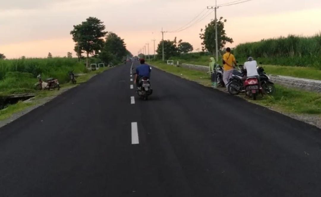 Jalan Desa Duwet Situbondo. (Khoirul Rizal/RadarSitubondo.id)