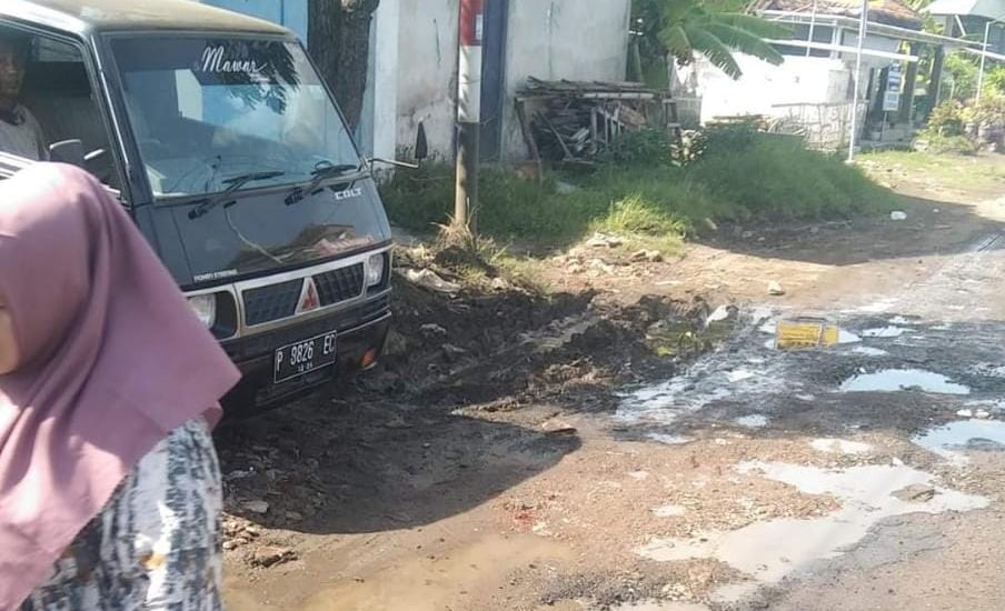 Kondisi jalan di Desa/Kecamatan Jangkar, Situbondo. (Khoirul Rizal/RadarSitubondo.id)