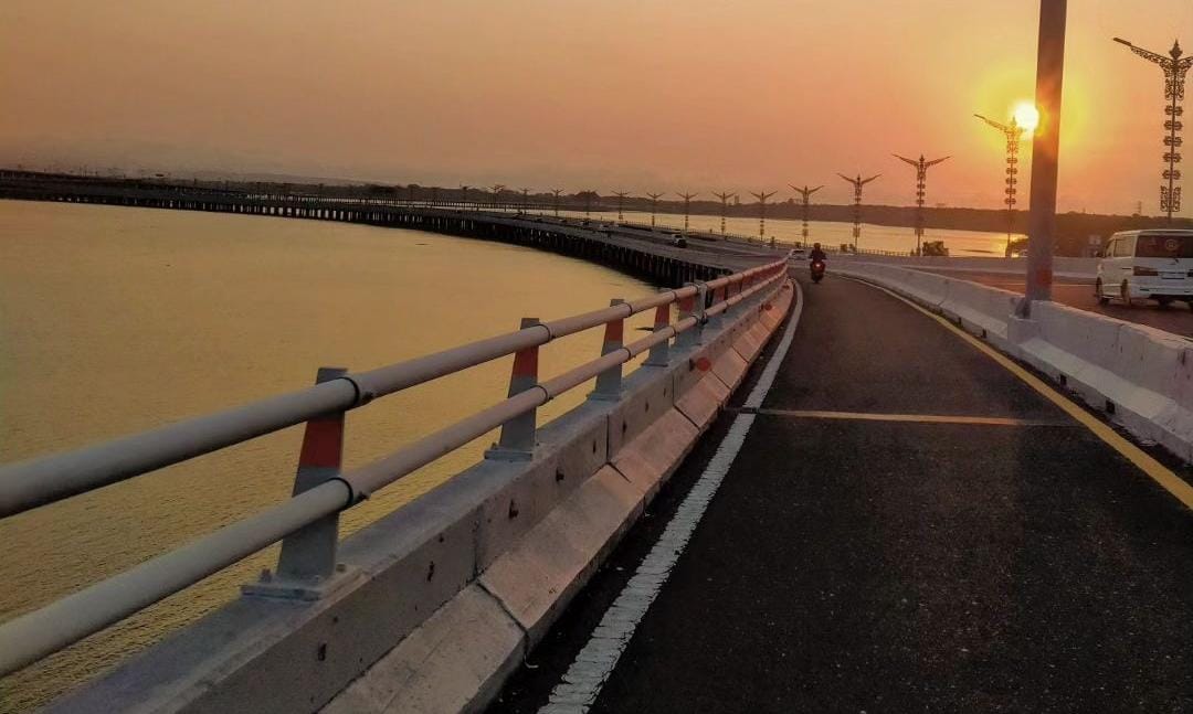 Jalur sepeda motor di tol. (Khoirul Rizal/RadarSitubondo.id)