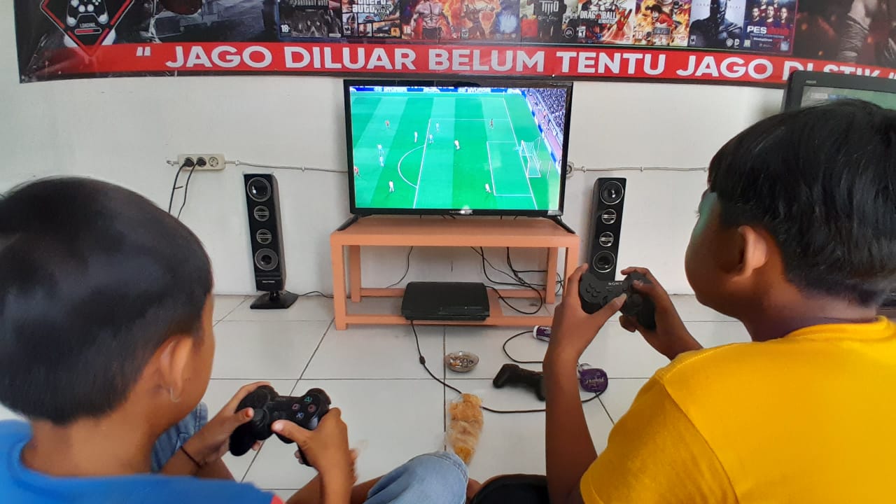 Anak-anak saat bermain PS. (Khoirul Rizal/RadarSitubondo.id)