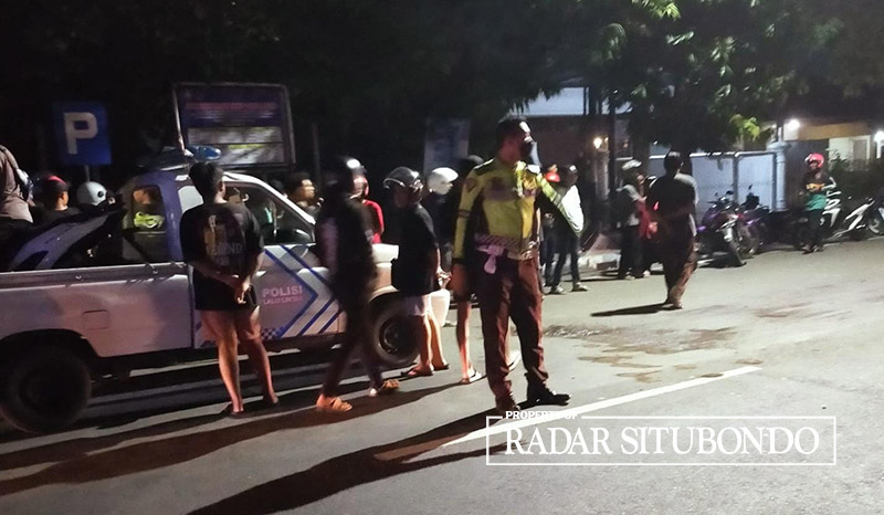 ATUR LALULINTAS: Anggota Lakalantas Polres Situbondo mengatur arus lalulintas di Jalan Argopuro, Kelurahan Mimbaan, Kecamatan Panji, Sabtu malam (27/4).