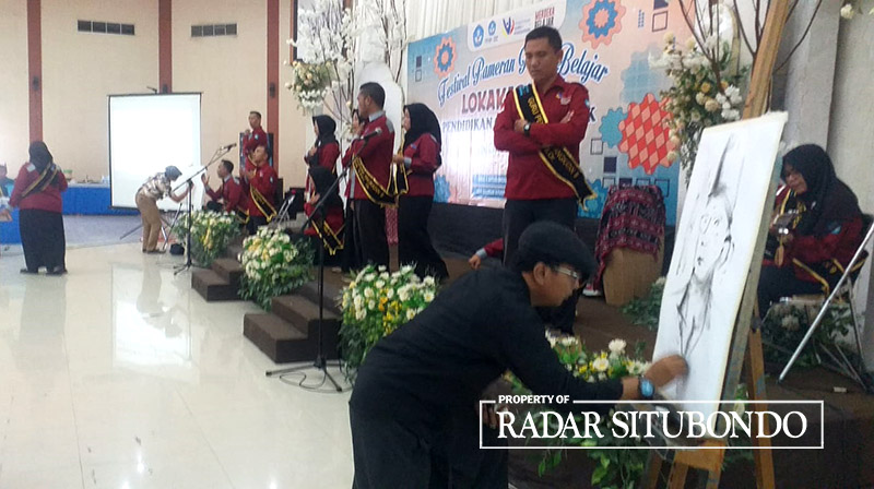 AKHIR KEGIATAN: Sejumlah calon guru penggerak (CGP) menunjukkan hasil karyanya di pameran hasil belajar lokakarya 7, di GOR Baluran Situbondo, Minggu (28/4).