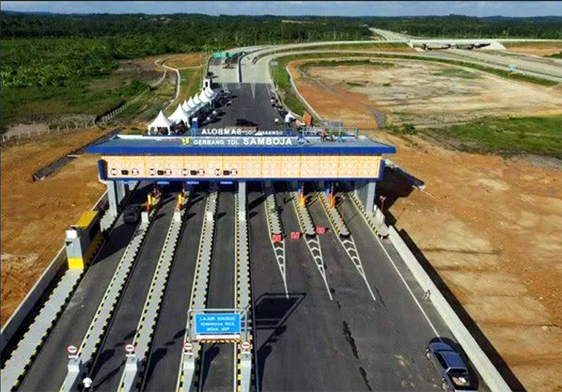 Pintu gerbang tol Balikpapan-Samarinda di Samboja, Kutai Kartanegara. (Fuad Muhammad/Kaltim Post)
