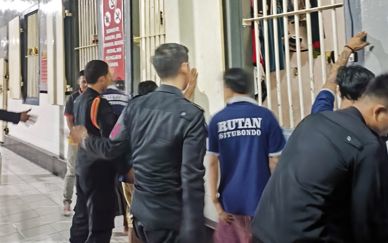 SIDAK: Satu persatu para WBP diperiksa oleh petugas Polsuspas Rutan Kelas IIB Situbondo, Rabu malam (1/5) lalu.