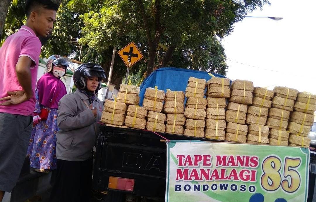 Salah satu penjual tape Bondowoso. (Khoirul Rizal/RadarSitubondo.id)