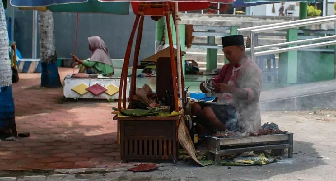 Pedagang sate lalat di Pasir Putih, Situbondo. (Khoirul Rizal/RadarSitubondo.id)