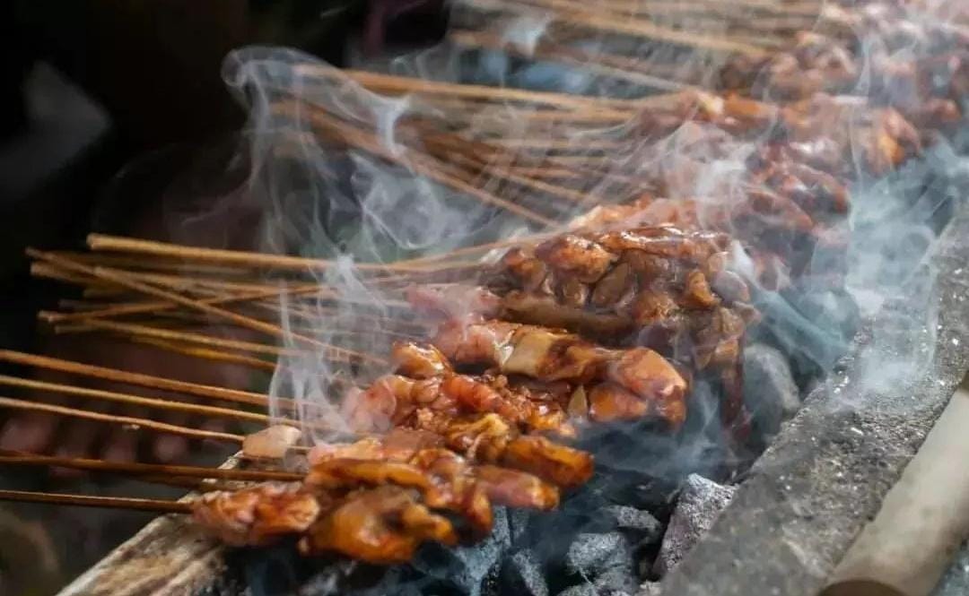 Kuliner khas Situbondo, sate lalat. (Khoirul Rizal/RadarSitubondo.id)