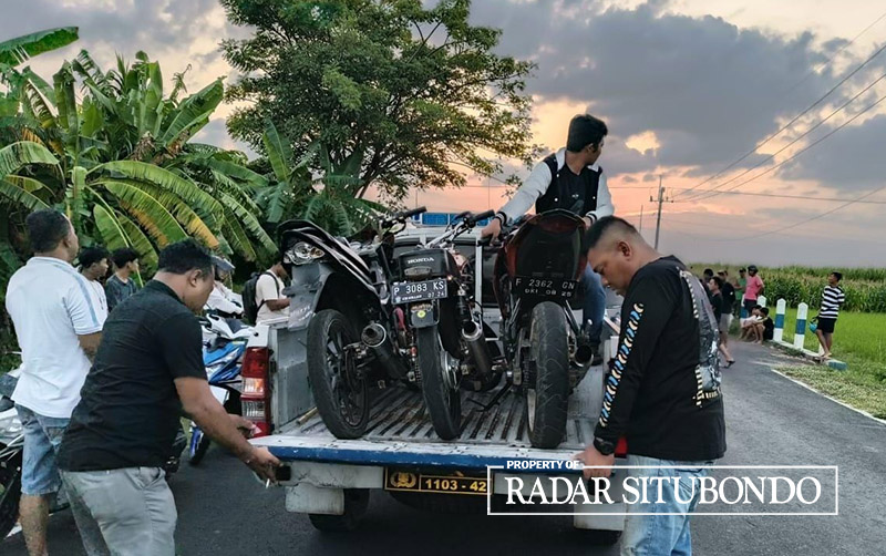 BALAP LIAR: Anggota Satlantas Polres Situbondo mengamankan sepeda motor di Jalan Desa Duwet, Kecamatan Panarukan, Minggu (5/5).