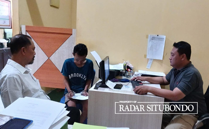 RUANG PEMERIKSAAN: Eko Frastio, 36, (dua dari kiri) warga Kecamatan Panarukan menjalani pemeriksaan di ruang penyidik Polres Situbondo, Minggu (5/5).