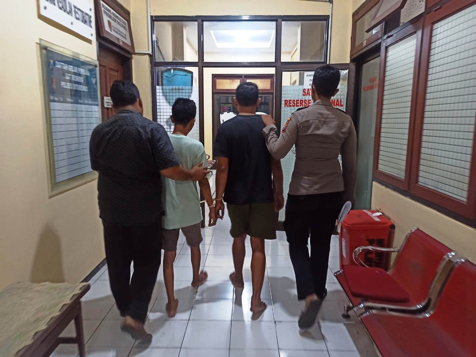 Kedua pengedar saat digelandang ke sel tahanan Polres Situbondo. (Khoirul Rizal/RadarSitubondo.id)