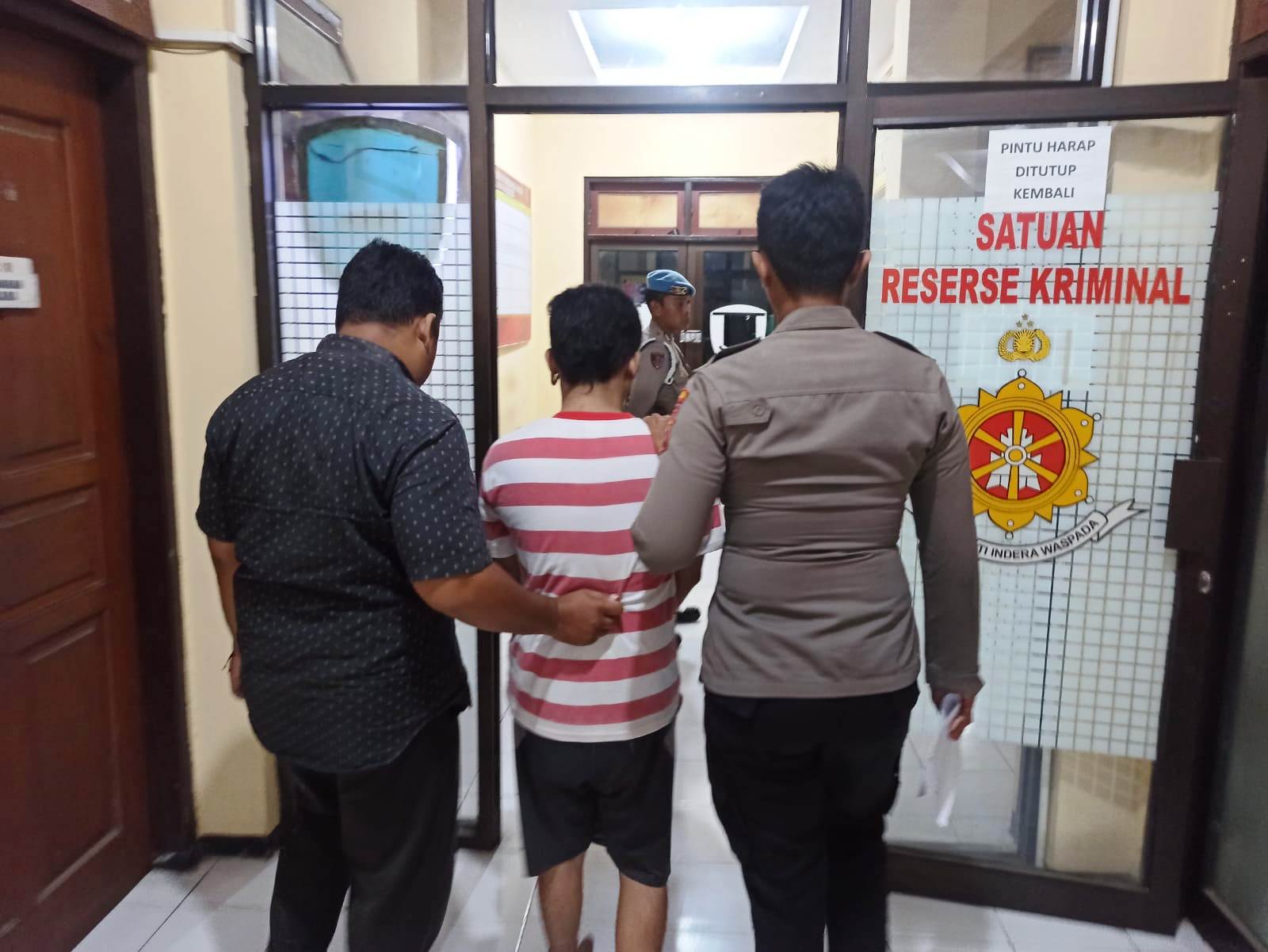 Tersangka AZ saat diamankan anggota Polres Situbondo, (Khoirul Rizal/RadarSitubondo.id)