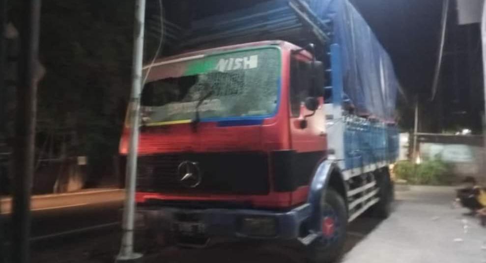 Truk yang menjadi sasaran pelemparan batu. (Khoirul Rizal/RadarSitubondo.id)