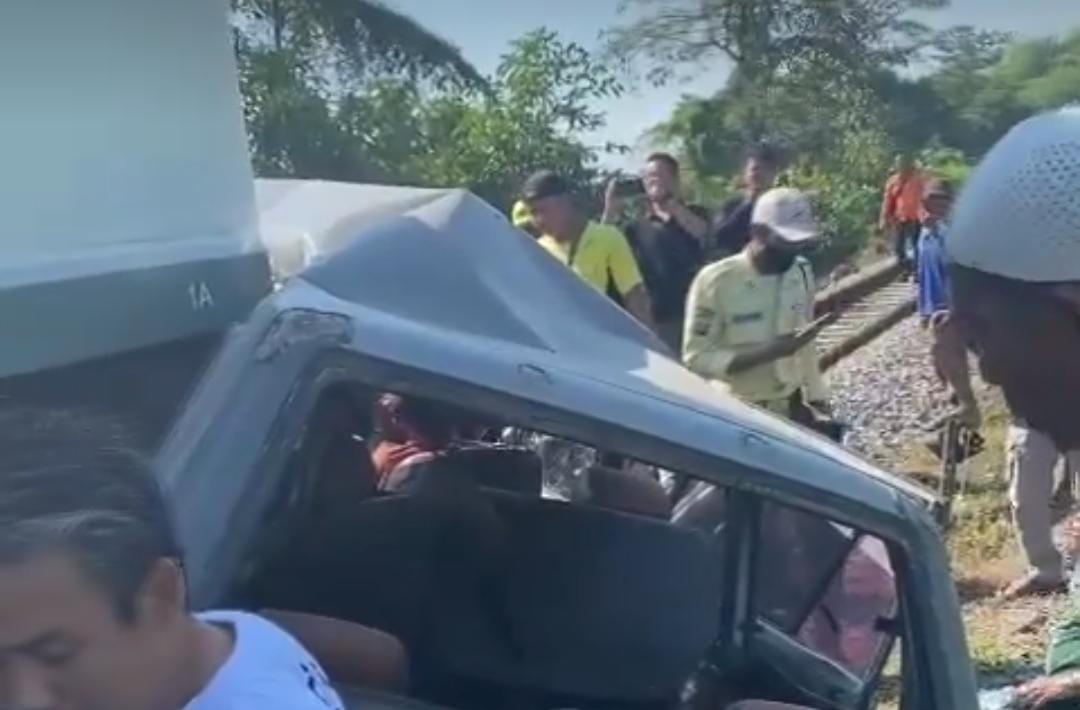 Kereta tabrak mobil di Pasuruan. (tangkapan layar X @alwihusin)