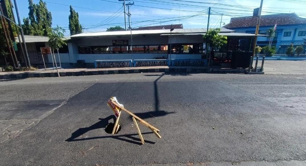 Jembatan gorong-gorong di pantura Situbondo jebol. (Khoirul Rizal/RadarSitubondo.id)