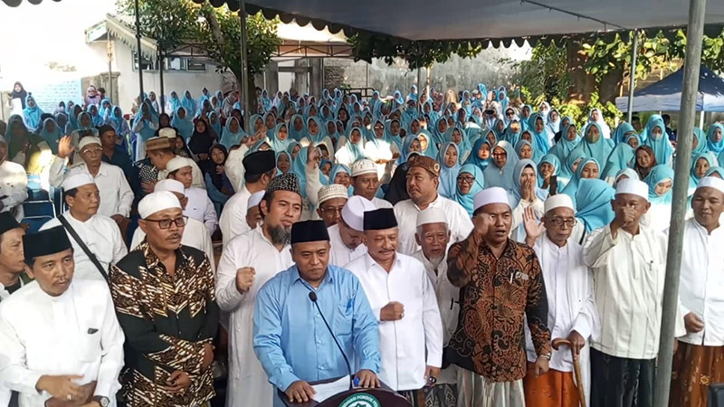 Bupati Karna Suswandi di tengah-tengah peserta halal bihalal Forkopontren di Desa Peleyan Barat, Kecamatan Panarukan, Situbondo, Senin (6/5)