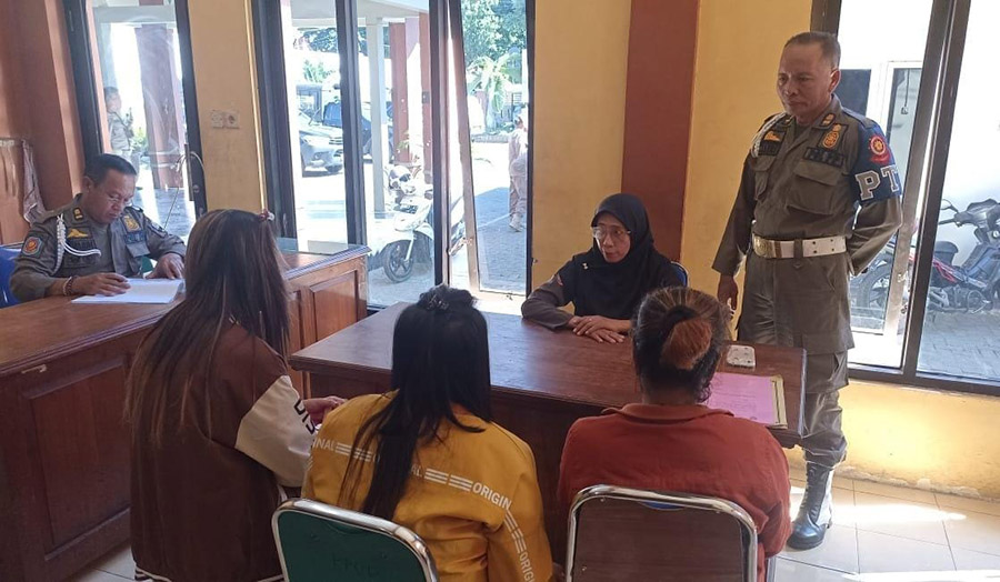 TERCIDUK: Tiga Pekerja Seks Komersial (tak berkerudung) menjalani pemeriksaan di ruang Kantor Satpol PP Situbondo, Selasa (7/5).