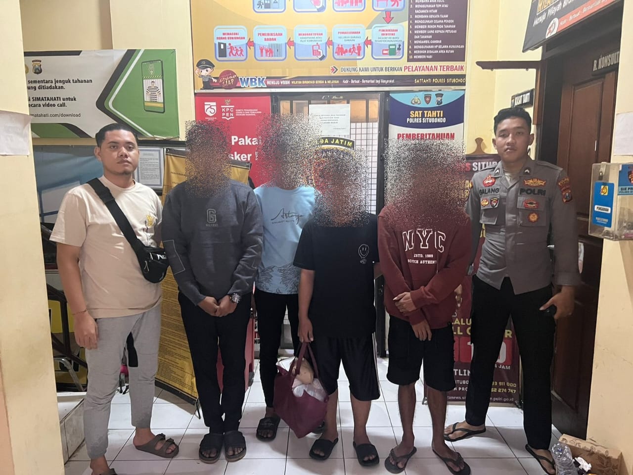 Keempat tersangka yang digelandang ke sel tahanan. (Khoirul Rizal/RadarSitubondo.id)