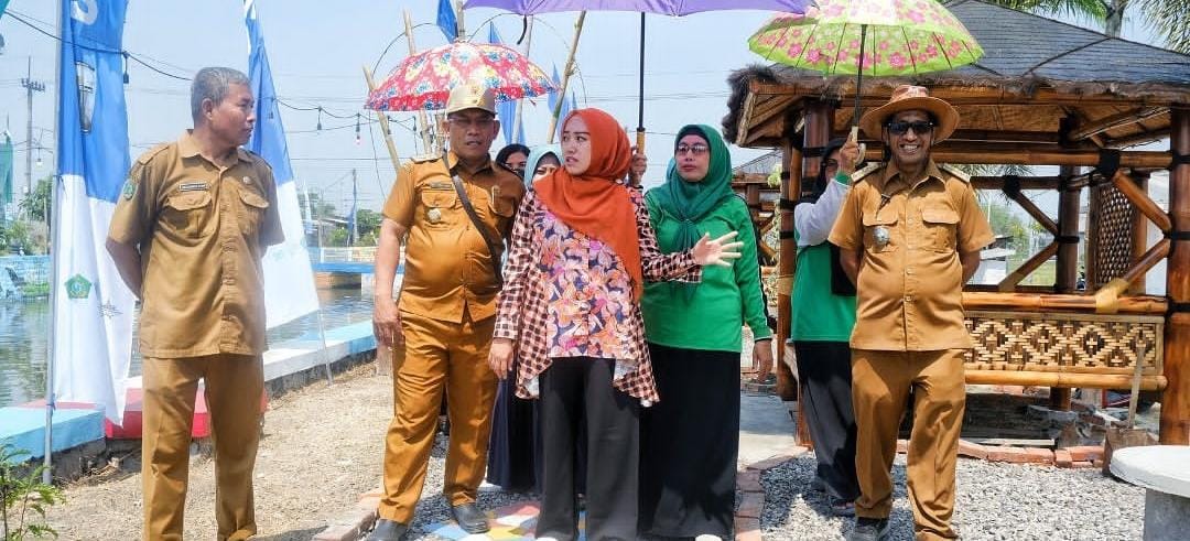 Neng Sasha istri Bupati Sidoarjo pakai baju motif bunga. (ig @pkk.sidoarjo)