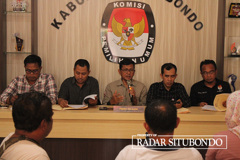 TAHAPAN PILKADA: Ketua KPU Situbondo Marwoto bersama anggota menyampaikan syarat dukungan pencalonan kepala daerah jalur independen, Rabu (8/5) di Kantor KPU Situbondo.