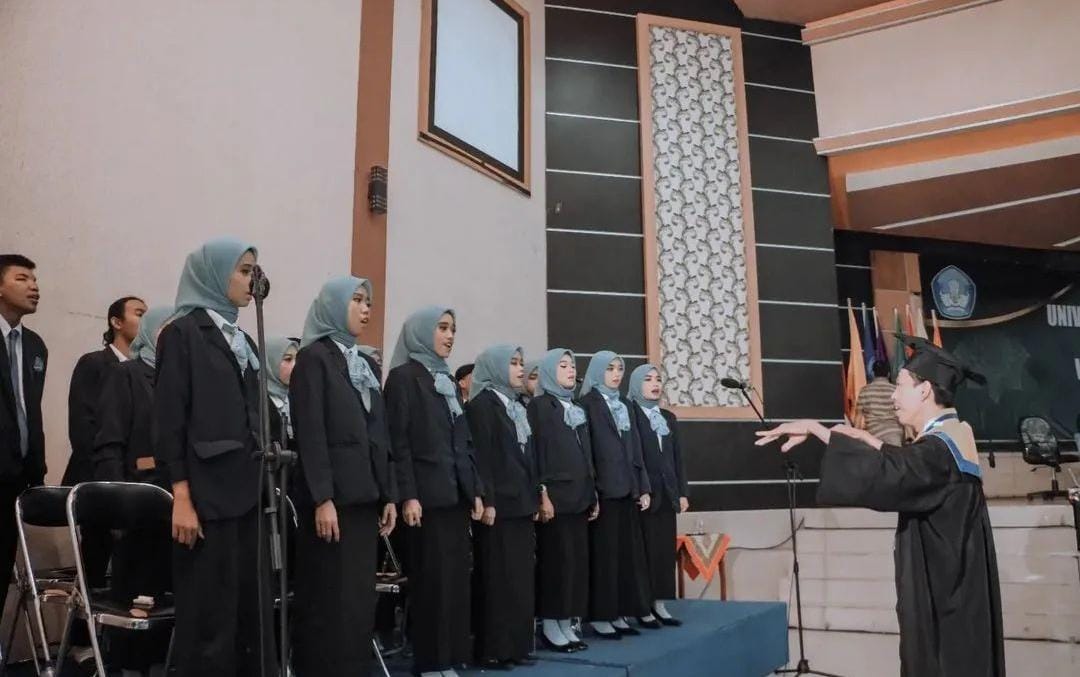 Mahasiswa saat menjadi paduan suara di wisuda. (ig @mahasiswa.unars)