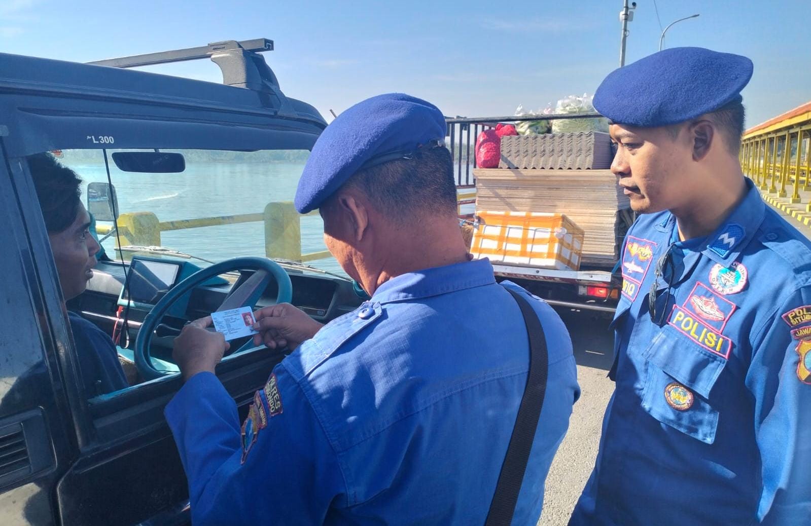 SIAP SIAGA: Anggota Satpolairud Polres Situbondo melakukan pengecekan identitas milik salah penumpang kapal di Pelabuhan Kalbut, Jumat (10/5).