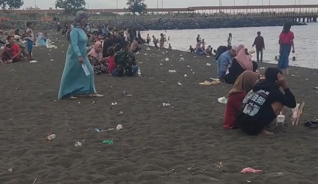 Kondisi Pantai Jangkar yang kotor, terutama saat weekend. (Khoirul Rizal/RadarSitubondo.id)