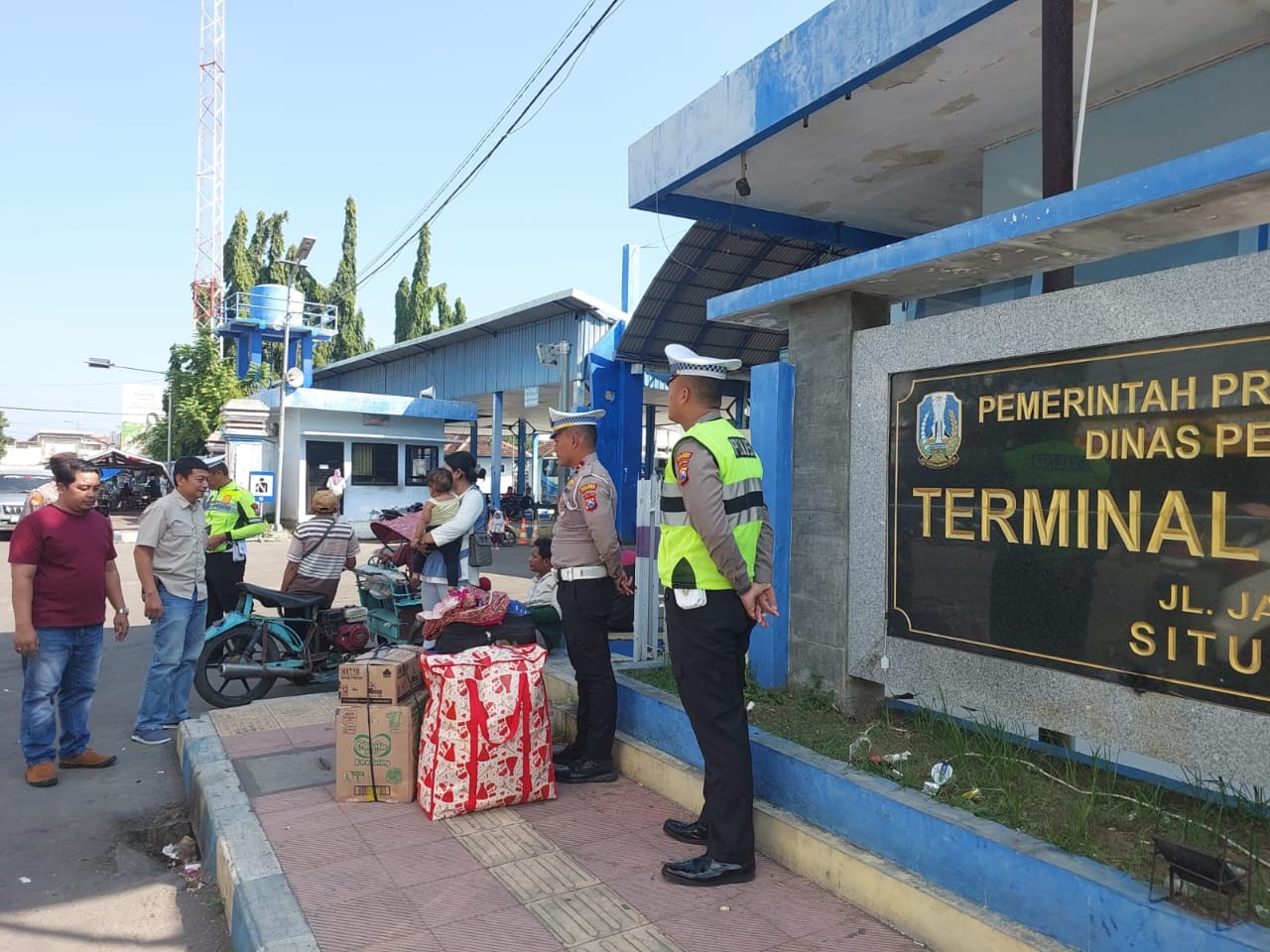 Polisi saat melakukan pemeriksaan di terminal Situbondo. (Khoirul Rizal/RadarSitubondo.id)