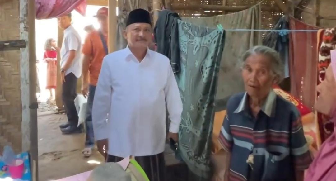 Bupati Situbondo saat meninjau rumah tak layak huni di Besuki. (Khoirul Rizal/RadarSitubondo.id)