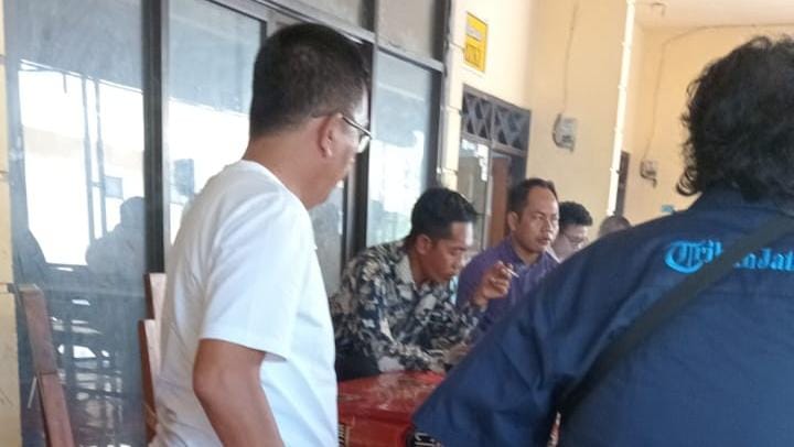 PENUHI PANGGILAN: Sejumlah Kepala Dusun Desa Seletreng, Kecamatan Kapongan, beristirahat di kantin Polres Situbondo, Senin (13/5).