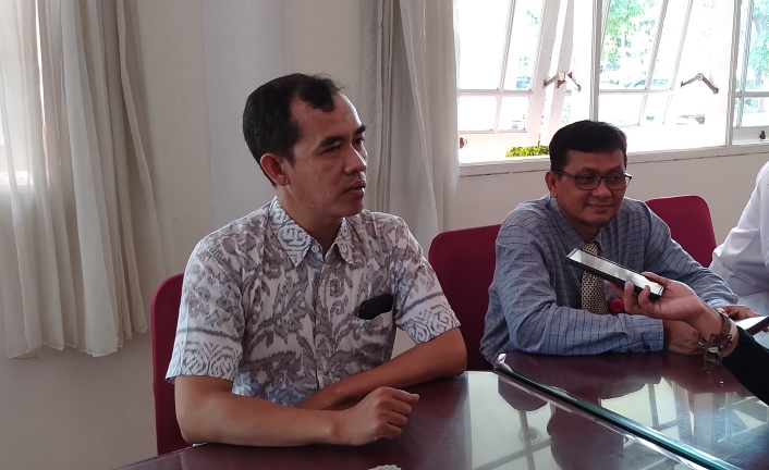 Ketua KPU Situbondo Marwoto bersama anggota KPU, Iwan Suryadi menyampaikan hasil pendaftaran cabup jalur independen, di Hotel rosali, Kelurahan Patokan, Kecamatan Kota,