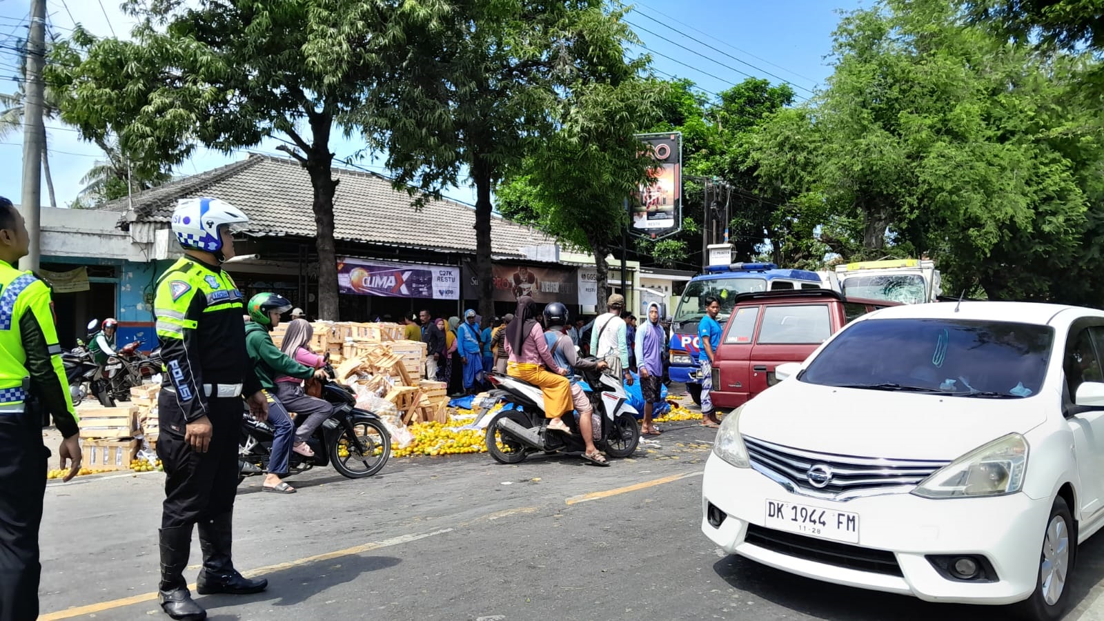 Anggota Satlantas Polres Situbondo melakukan pengamanan kecelakaan di Jalan Argopuro, Kelurahan Mimbaan, Kecamatan Panji, belum lama ini.