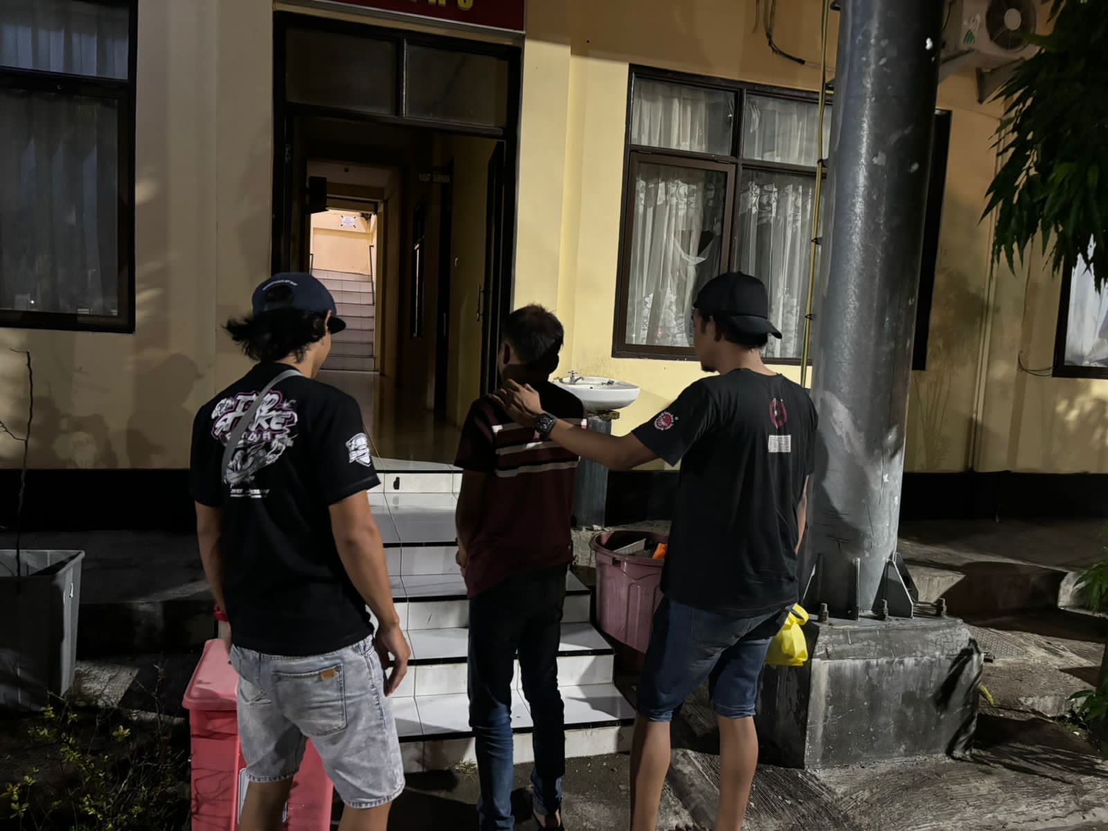 Tersangka NH saat digelandang ke Polres Situbondo. (Khoirul Rizal/RadarSitubondo.id)