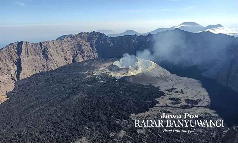 Kawah di puncak gunung Raung Banyuwangi mengepulkan asap. (Eko Wahyudianto for Radar Banyuwangi)