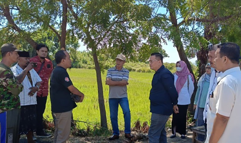 DISKUSI: Jajaran Komisi I DPRD Situbondo mendatangi lokasi tambak eks PT. Printam Prima di Desa Tanjung Kamal, Kecamatan Mangaran, Rabu (15/5).