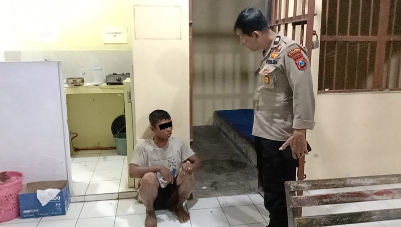 Wajah Nurul Arifin nyonyor usai jadi bulan-bulanan warga Sopet, Jangkar, Situbondo, Selasa (14/5) malam.