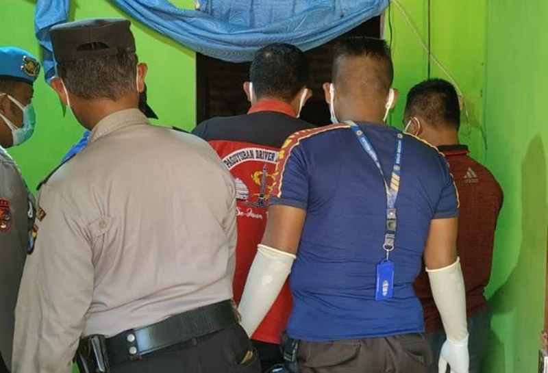 Petugas hendak mengevakuasi jenazah nenek 70 tahun di Desa Langkap, Besuki, Situbondo.