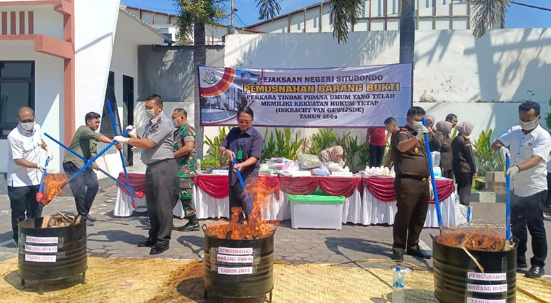 DIBAKAR: Kegiatan pemusnahan barang bukti di halaman depan Kantor Kejari Situbondo, Rabu (15/5).