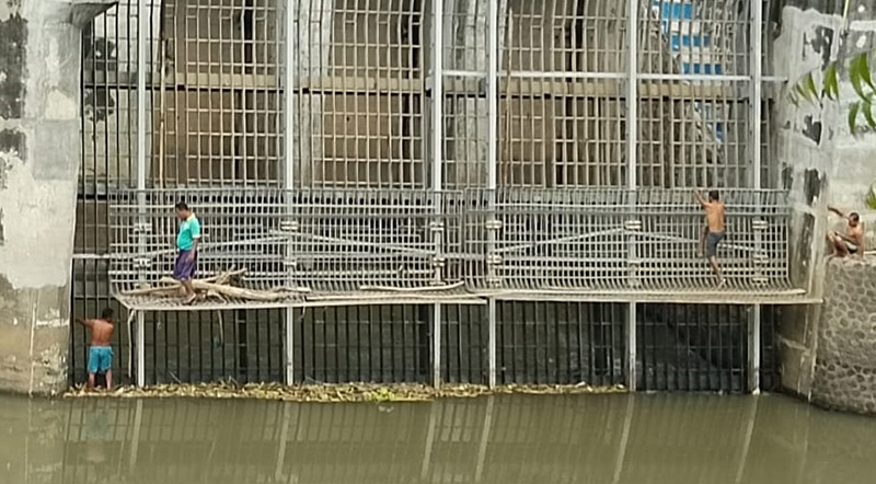 FILTER: Warga membersihkan sampah yang ada di dam pintu lima Sungai Sampean, Desa Kotakan, Kecamatan Kota, Jumat (17/5).