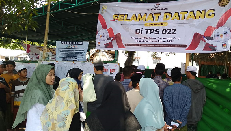 Sejumlah pemilih antre mencoblos pada pelaksanaan Pemilu 2024 di Kelurahan Mimbaan, Kecamatan Panji, 14 Februari lalu