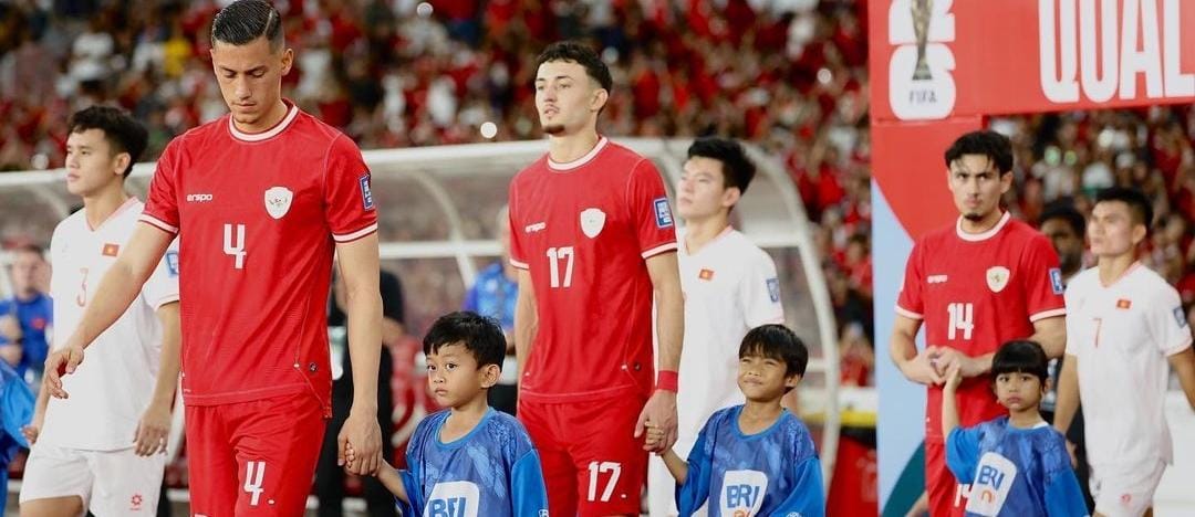 Pemain Timnas Indonesia bersama pendamping garuda. (ig @jayidzes)