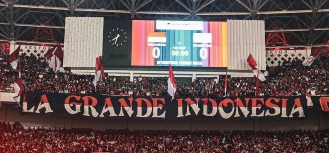 Suporter saat berada di tribun. (ig @garudarevolution.football)