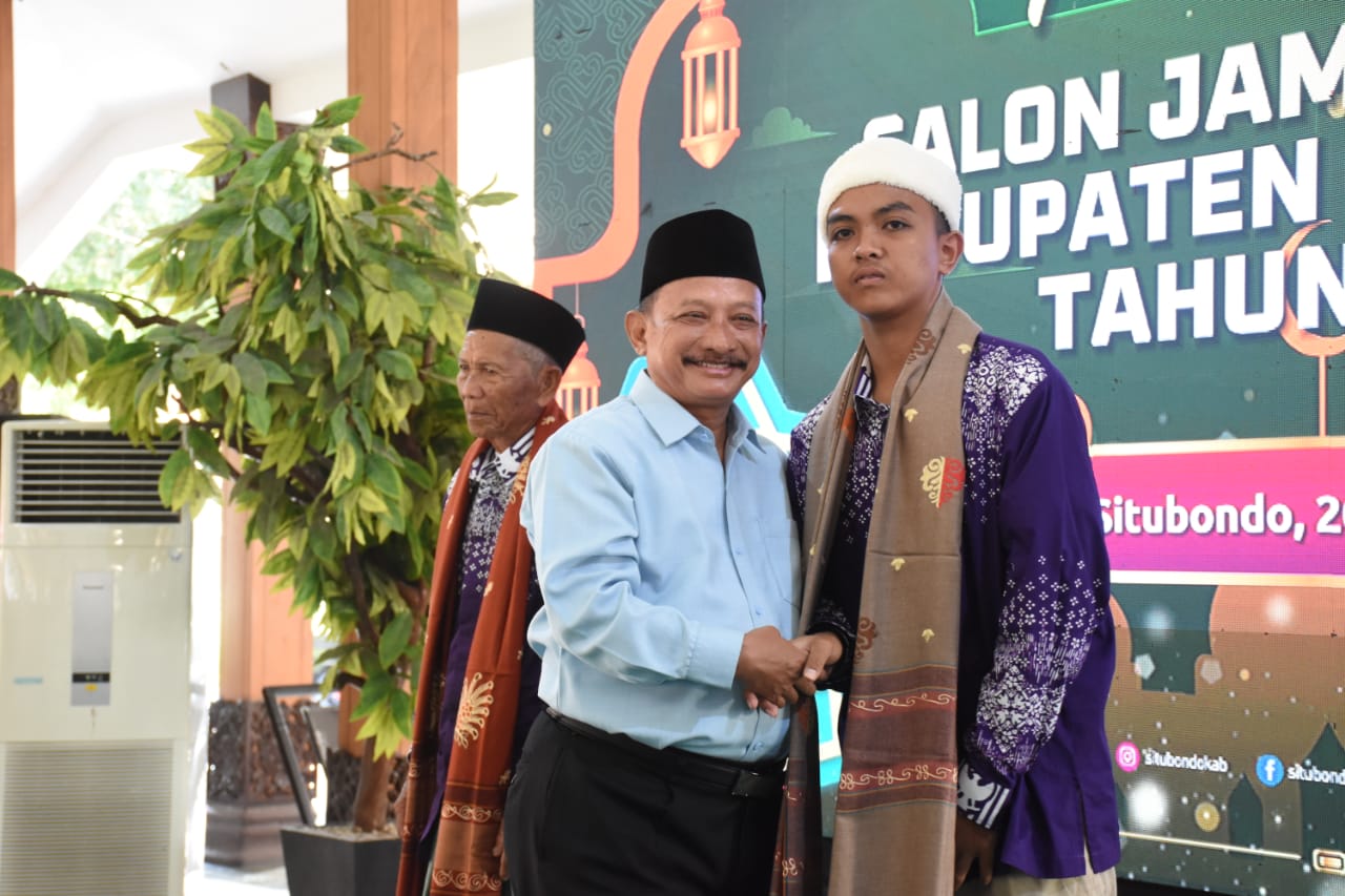 Ihsanur Robik CJH termuda bersama Bupati Situbondo. (Khoirul Rizal/RadarSitubondo.id)