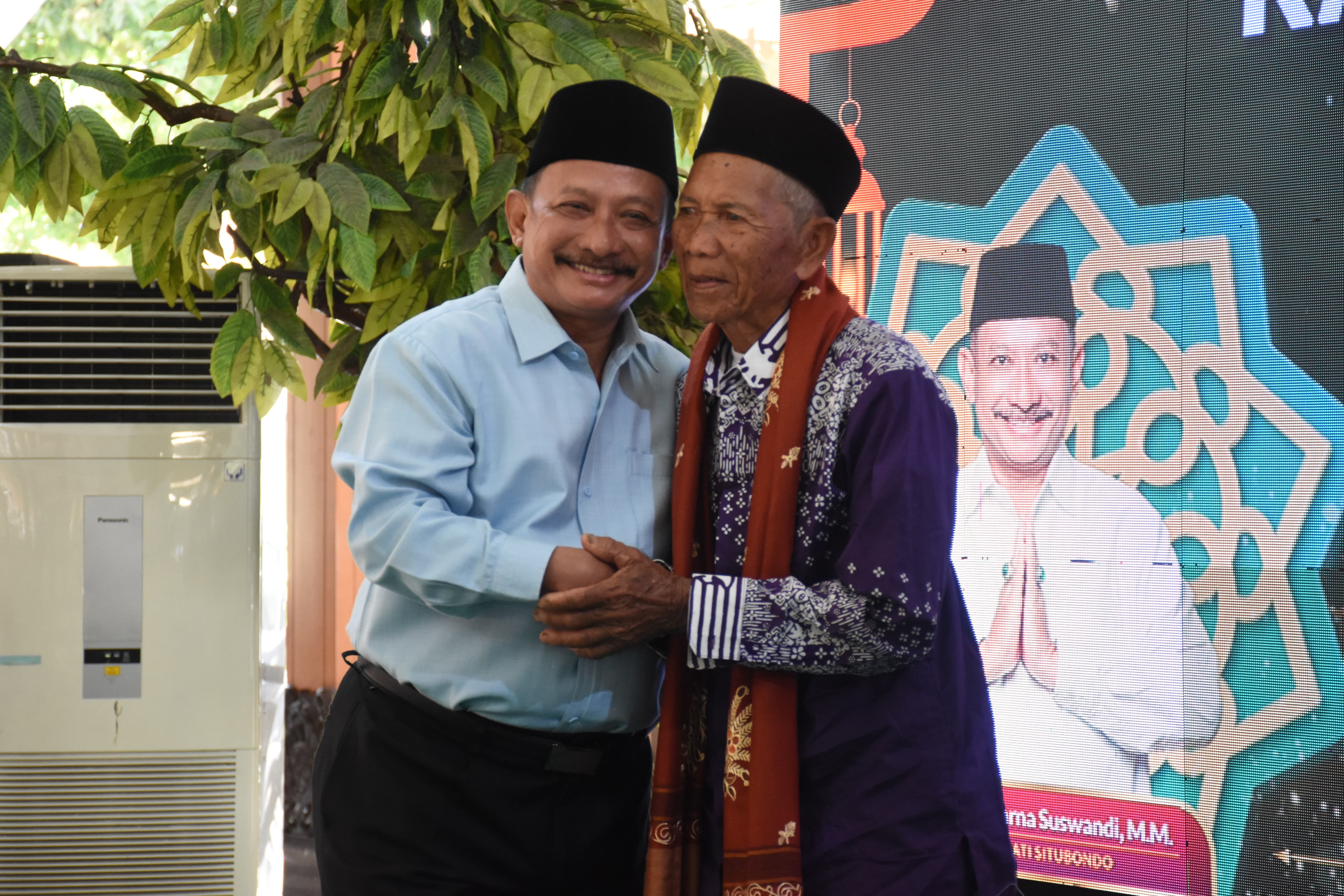 Jamaah haji tertua Situbondo bersama bupati. (Khoirul Rizal/RadarSitubondo.id)