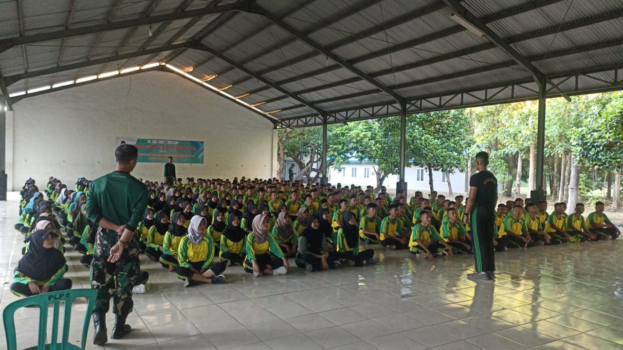 DISIPLIN: Siswa-siswi kelas XI SMAN 1 Panji, dilatih kedisiplinan di Puslatpur Marinir V Baluran.