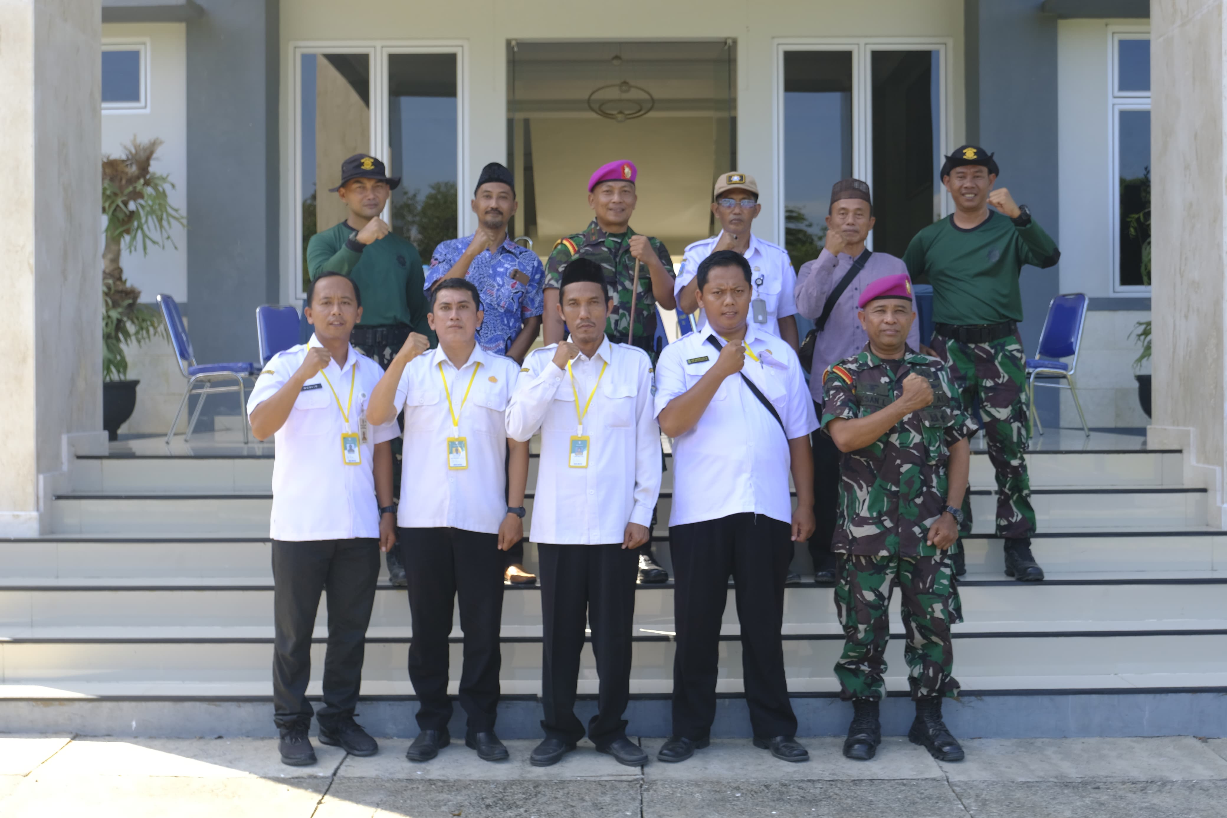 SALAM KOMANDO : Kelapa SMAN 1 Panji, Gatot Dwi Pujihandoko dan guru pembina berpose bersama para pelatih usai upacara pembukaan kegiatan P5 di Puslatpur Kecamatan Banyuputih